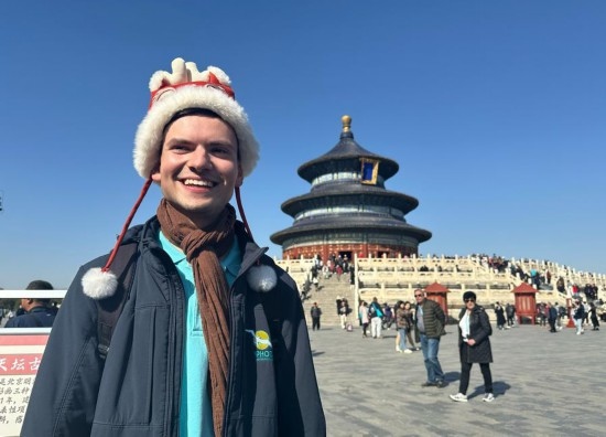 3月20日，德國游客馬克西米利安在北京天壇公園參觀游覽。新華社記者 楊淑君 攝