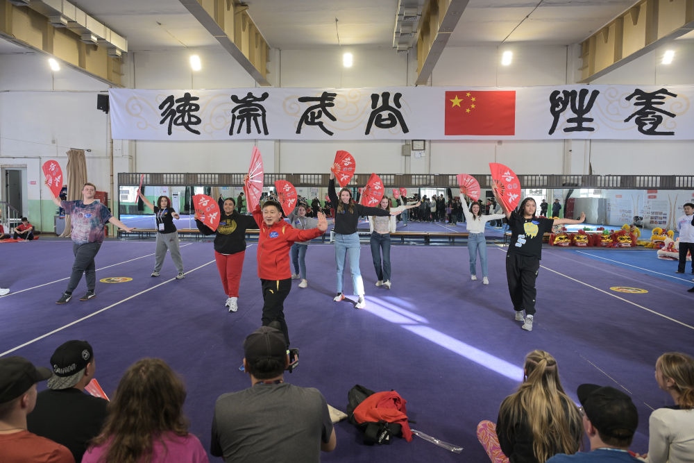 3月19日，美國(guó)華盛頓州中學(xué)生代表團(tuán)的成員在首都體育學(xué)院體驗(yàn)功夫扇。新華社記者 李鑫 攝
