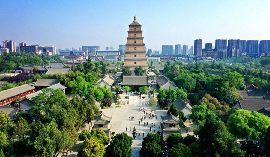  這是2023年4月19日拍攝的西安大雁塔（無人機照片）。2014年6月，由中國、哈薩克斯坦和吉爾吉斯斯坦三國聯(lián)合申報的“絲綢之路：長安-天山廊道的路網(wǎng)”成功列入《世界遺產(chǎn)名錄》,成為世界上第一個以聯(lián)合申報的形式成功列入世界遺產(chǎn)名錄的絲綢之路項目，也是聯(lián)合國教科文組織確定的絲綢之路54個廊道中第一個成功申遺的項目。新華社記者 劉瀟 攝