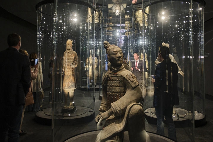  2023年3月28日，觀眾在西班牙阿利坎特參觀“中國秦漢文明的遺產(chǎn)”展覽。新華社記者 孟鼎博 攝