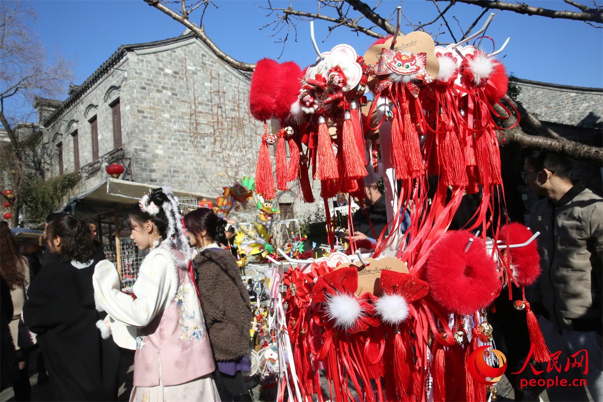 游客身著傳統(tǒng)服飾游南京老門東歷史文化街區(qū)。人民網(wǎng)記者 劉微攝