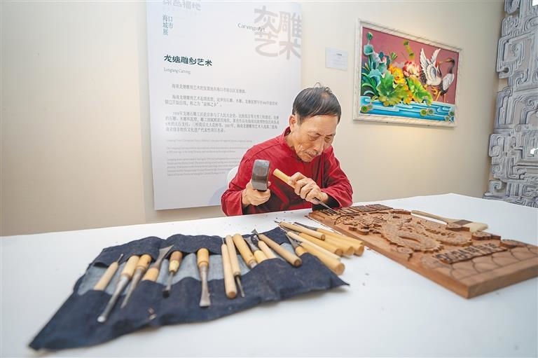 △2024年3月25日，在博鰲東嶼島文化公園?？诔鞘姓宫F(xiàn)場，非遺傳承人展演龍?zhí)恋窨趟囆g(shù)。