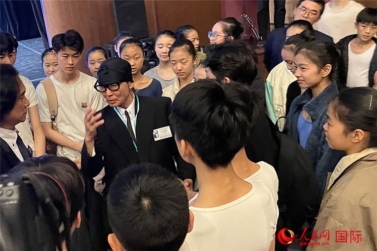松山芭蕾舞團總代表清水哲太郎與中央芭蕾舞團舞蹈學校的學生們交流。人民網記者 張麗婭攝