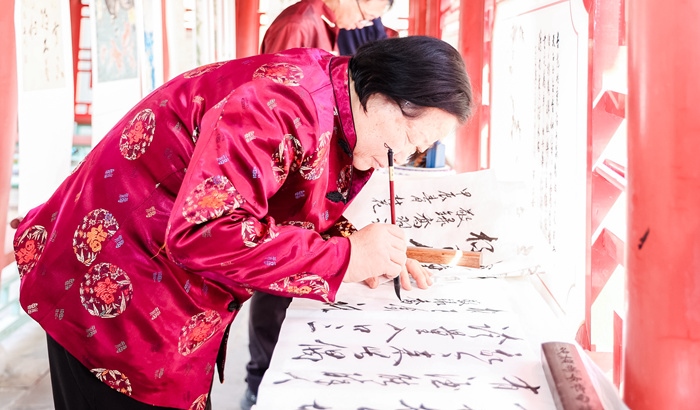 杏花節(jié)書畫展上書法家現(xiàn)場(chǎng)創(chuàng)作。受訪方供圖