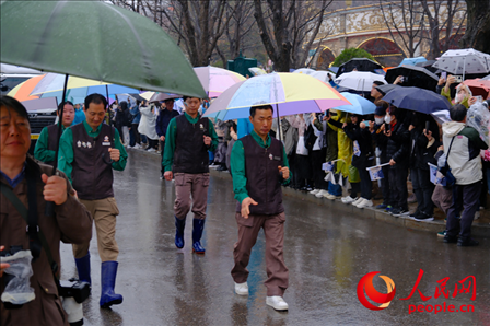 飼養(yǎng)員姜哲遠(yuǎn)和宋永寬為“福寶”開路送行。人民網(wǎng) 李帆攝