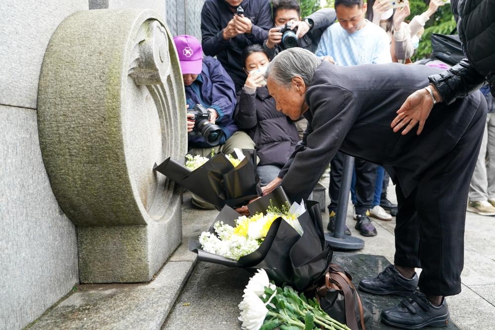 南京大屠殺幸存者夏淑琴在獻(xiàn)花。新華社記者李博 攝