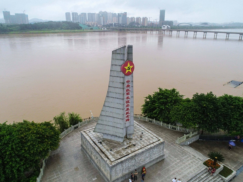 這是位于江西省于都縣的中央紅軍長征出發(fā)紀(jì)念碑。