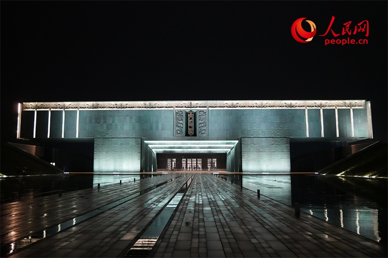 夜間的殷墟博物館外景。人民網(wǎng)記者 韋衍行攝