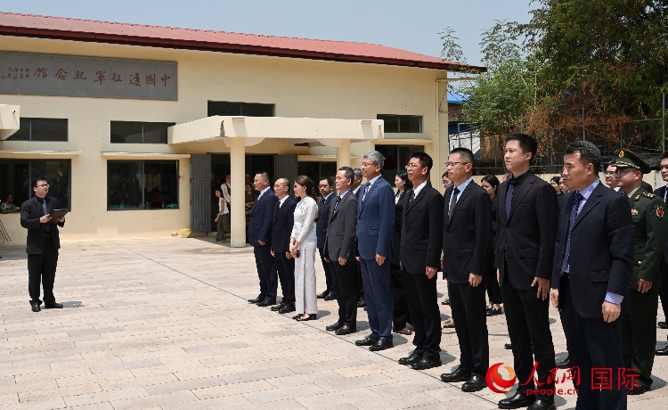 全體人員默哀追思。人民網(wǎng)記者 謝佳君攝