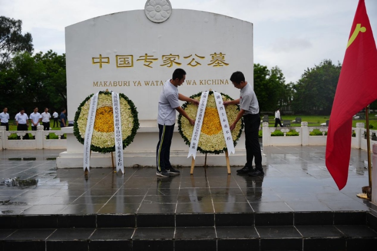 醫(yī)療隊(duì)隊(duì)長(zhǎng)敬獻(xiàn)花圈。中國(guó)援桑醫(yī)療隊(duì)供圖