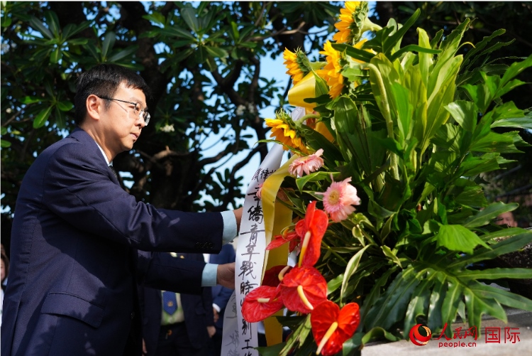 中國駐菲律賓使館周志勇臨時(shí)代辦一行向菲律賓華僑抗日烈士紀(jì)念碑、烈士墓等敬獻(xiàn)花圈。人民網(wǎng)記者 樊帆攝