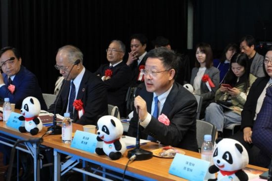 圖為四川省文化和旅游廳廳長(zhǎng)戴允康向日本友人介紹四川旅游資源。（中國(guó)駐東京旅游辦事處供圖）