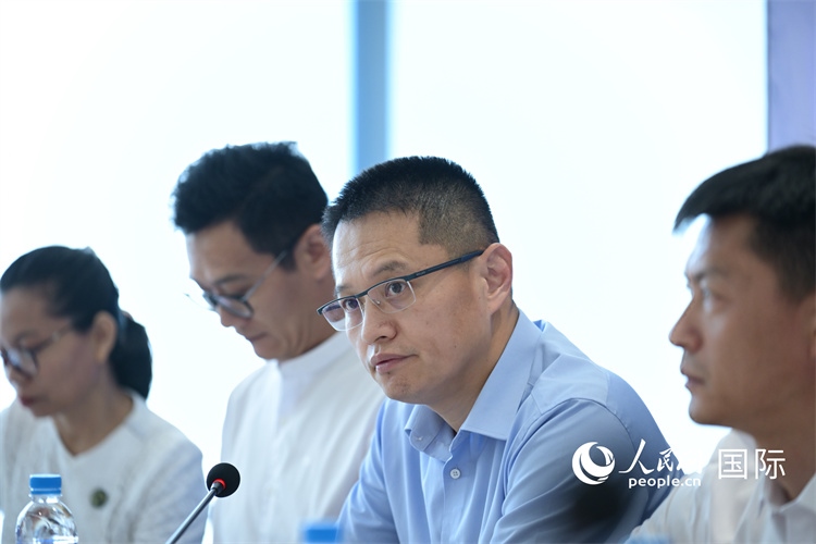 緬甸中國(guó)企業(yè)商會(huì)會(huì)長(zhǎng)、工商銀行仰光分行行長(zhǎng)劉銘介紹有關(guān)情況-人民網(wǎng)記者謝佳君攝