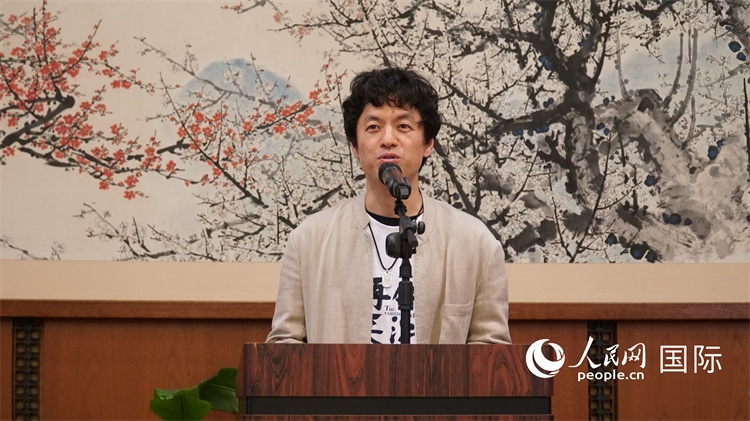 影片導(dǎo)演竹內(nèi)亮致辭。人民網(wǎng) 蔣曉辰攝