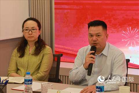 巴西和統(tǒng)會會長張小春（右）在座談會上致辭。人民網(wǎng)記者 陳海琪攝