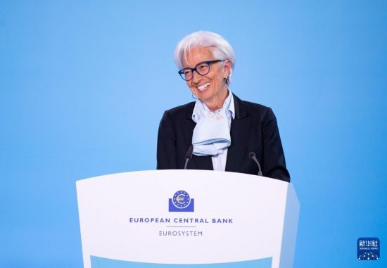 4月11日，歐洲中央銀行行長拉加德在德國法蘭克福歐洲中央銀行總部出席新聞發(fā)布會(huì)。新華社記者 張帆 攝