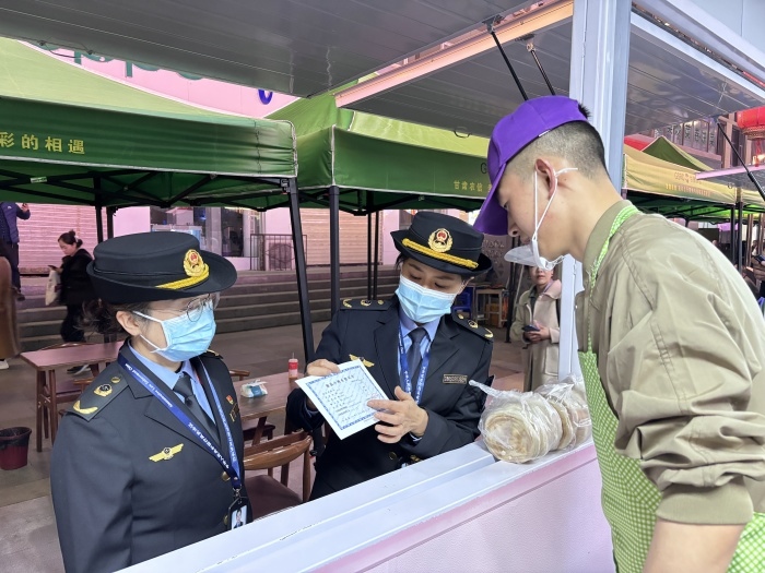 甘肅省天水市麥積區(qū)北道埠街道市場監(jiān)管所為麥積區(qū)步行街開辦的“麻辣燙一條街”提供送證上門服務(wù)。受訪者供圖
