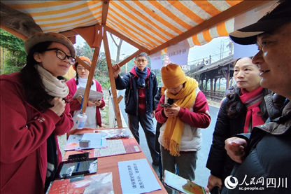 1月6日，“2024成都蒲江柑甜采摘節(jié)”上，記者見(jiàn)到了小萌（左一）和許多年輕人忙著做訪客接待、現(xiàn)場(chǎng)布置、票務(wù)核對(duì)、采摘服務(wù)等工作。人民網(wǎng)記者朱虹攝