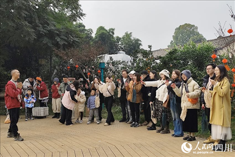 葉科（左一）給前來(lái)參與活動(dòng)的“柑爸柑媽”介紹生態(tài)種植果。人民網(wǎng)記者朱虹攝