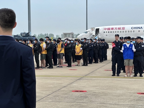 中國(guó)籍涉賭詐違法犯罪嫌疑人從柬埔寨被押解回國(guó)。人民網(wǎng)記者 郝萍攝
