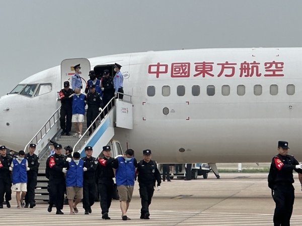 中國(guó)籍涉賭詐違法犯罪嫌疑人從柬埔寨被押解回國(guó)。人民網(wǎng)記者 郝萍攝