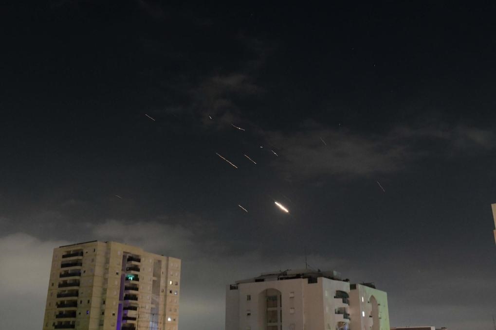 這是4月14日凌晨在以色列特拉維夫上空拍攝的以色列防空系統(tǒng)啟動(dòng)攔截的畫面。新華社發(fā)（托默·諾伊貝格攝/基尼圖片社）
