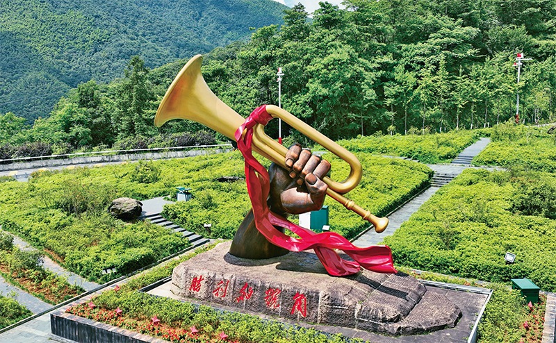 井岡山，是中國革命的搖籃。圖為2023年6月28日在井岡山拍攝的“勝利的號角”雕塑。 新華社記者 萬象/攝