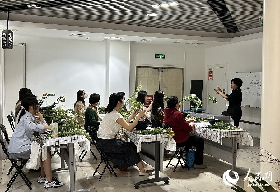 插花體驗(yàn)課。人民網(wǎng) 玄番登史江攝