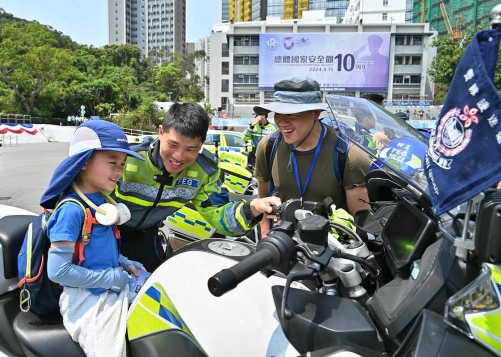 △2024年4月13日，香港特區(qū)政府警務(wù)處舉行“全民國家安全教育日”暨香港警察學(xué)院開放日開幕典禮。這是13日當(dāng)天，警隊(duì)護(hù)送組人員現(xiàn)場向市民介紹其工作。