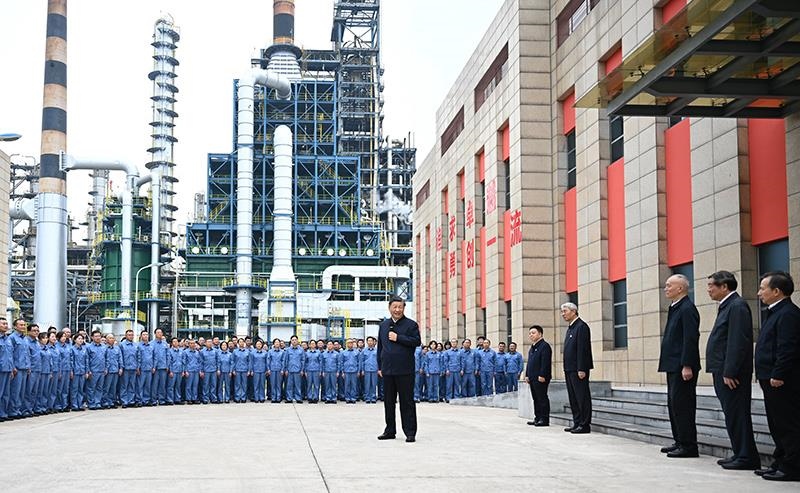 △2023年10月10日，在江西考察的習(xí)近平總書記來到中國石化九江分公司，同企業(yè)員工親切交流。