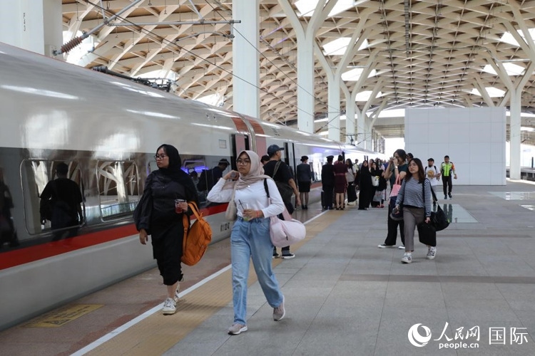 在雅萬高鐵雅加達(dá)哈利姆站站臺(tái)，乘客準(zhǔn)備登上動(dòng)車組列車。人民網(wǎng)記者 曹師韻攝