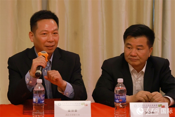 武漢市僑聯(lián)主席徐祥忠（左）在座談會上致辭。人民網(wǎng)記者 陳海琪攝