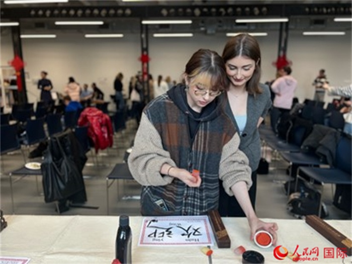 學(xué)生現(xiàn)場體驗(yàn)中國書法。人民網(wǎng)記者 禹麗敏攝