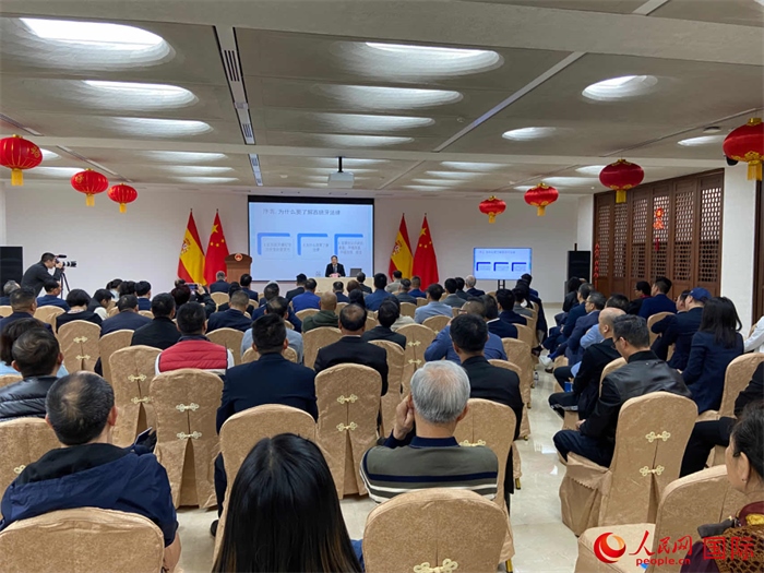 季奕鴻律師主講法律知識(shí)。人民網(wǎng)記者 范劍青攝