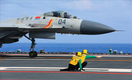 遼寧艦起飛助理作出放飛手勢，殲-15艦載戰(zhàn)斗機(jī)起飛（2020年4月攝）。張凱攝