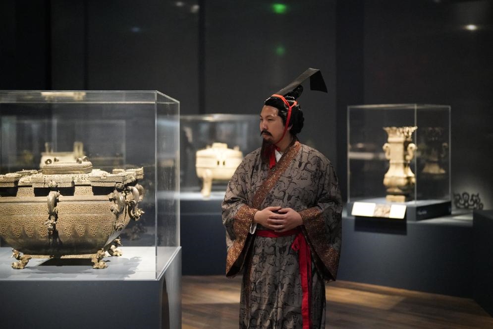 4月19日，一名觀眾身著漢服在美國舊金山亞洲藝術(shù)博物館舉辦的“鳳凰故國——青銅時(shí)代曾楚藝術(shù)展”上參觀。新華社記者吳曉凌攝