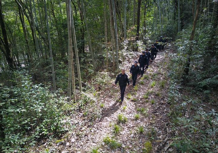 △2022年1月19日，武夷山國家公園護(hù)林員在巡山。