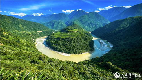 風(fēng)景秀麗、植被繁茂的西藏林芝市墨脫縣果果塘大拐彎。人民網(wǎng)記者 次仁羅布攝
