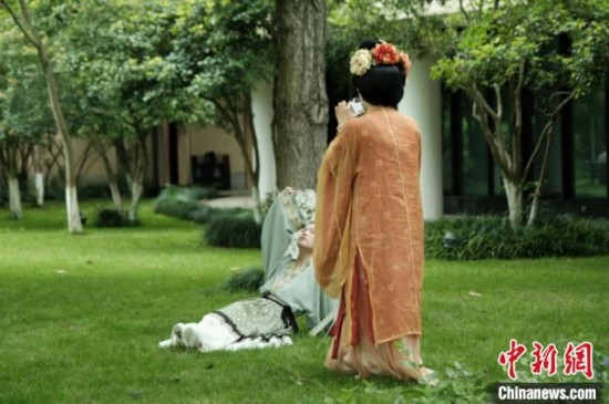 漢服愛(ài)好者在中國(guó)絲綢博物館里拍攝照片。毛瑜 攝