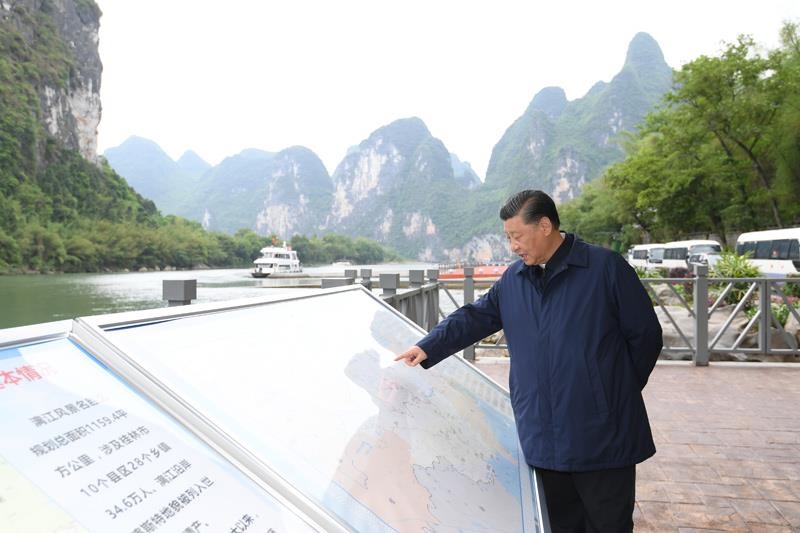 △2021年4月25日，習(xí)近平總書記在廣西桂林市陽朔縣漓江楊堤碼頭，了解漓江流域綜合治理、生態(tài)保護(hù)等情況。