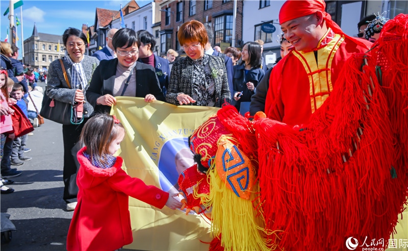 圖為斯特拉福德市舉辦的慶祝莎士比亞誕辰460周年巡游活動現(xiàn)場。人民網(wǎng) 郭錦標攝