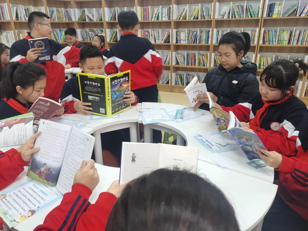 3月28日，遼寧省沈陽市鐵西區(qū)重工街第一小學(xué)的同學(xué)們?cè)谥腔蹐D書借閱室里專注閱讀。（沈陽市鐵西區(qū)委宣傳部供圖）