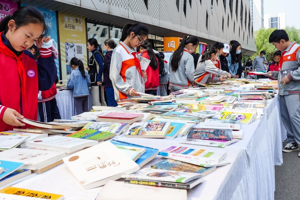 4月20日，山東省濟(jì)南市第十四屆“書香泉城”全民閱讀節(jié)在濟(jì)南市圖書館啟動(dòng)，小學(xué)生在閱讀節(jié)上參與換書活動(dòng)。新華社記者 朱崢 攝