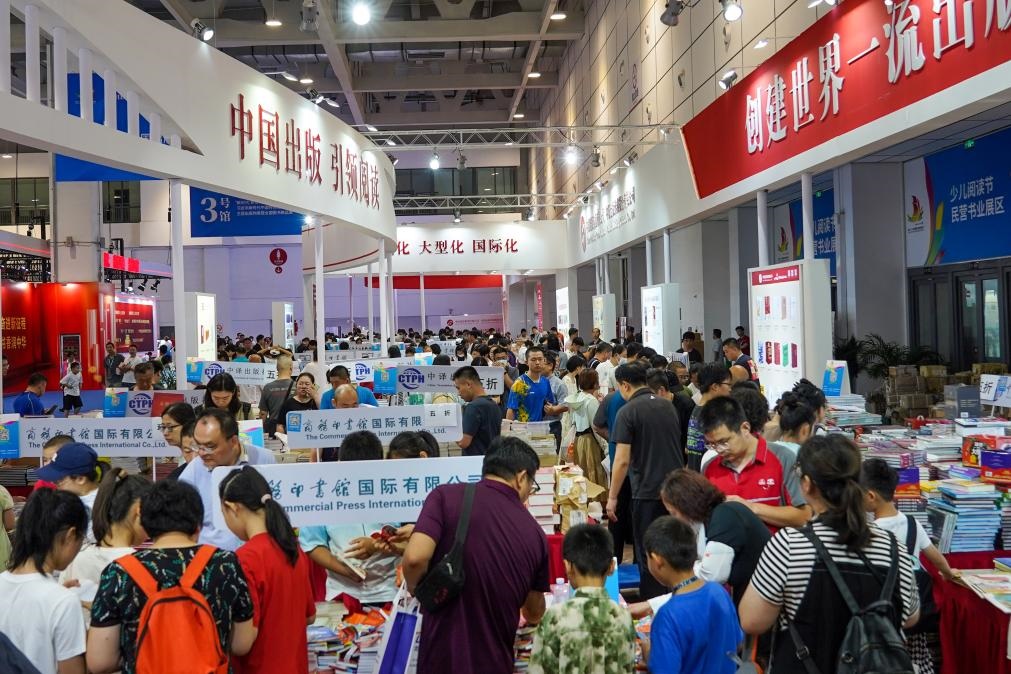 2023年7月31日，在第31屆全國(guó)圖書交易博覽會(huì)上，讀者在閱覽選購新書。新華社記者 朱崢 攝