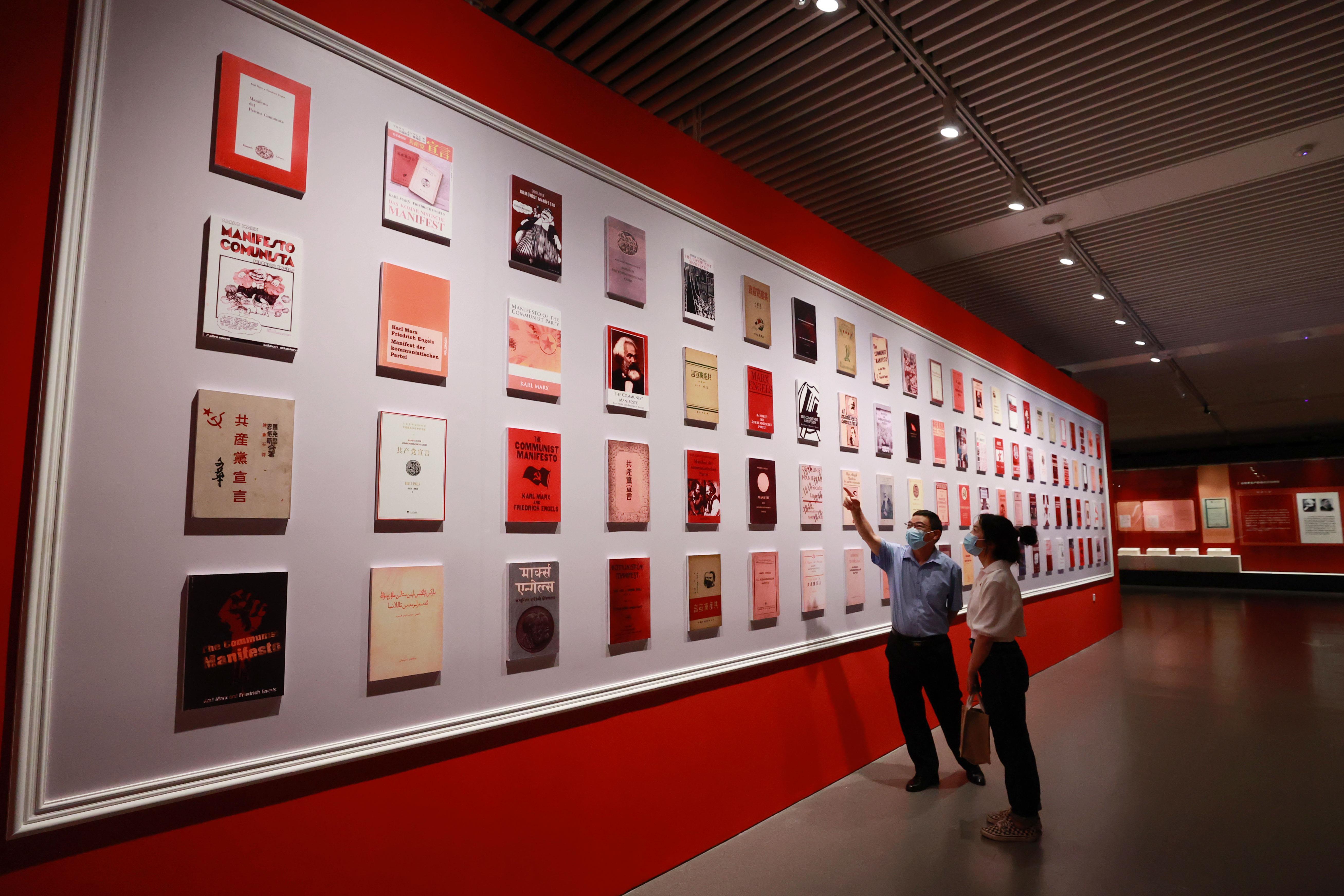 △2021年8月5日，觀眾在國家圖書館觀看不同版本的《共產(chǎn)黨宣言》。
