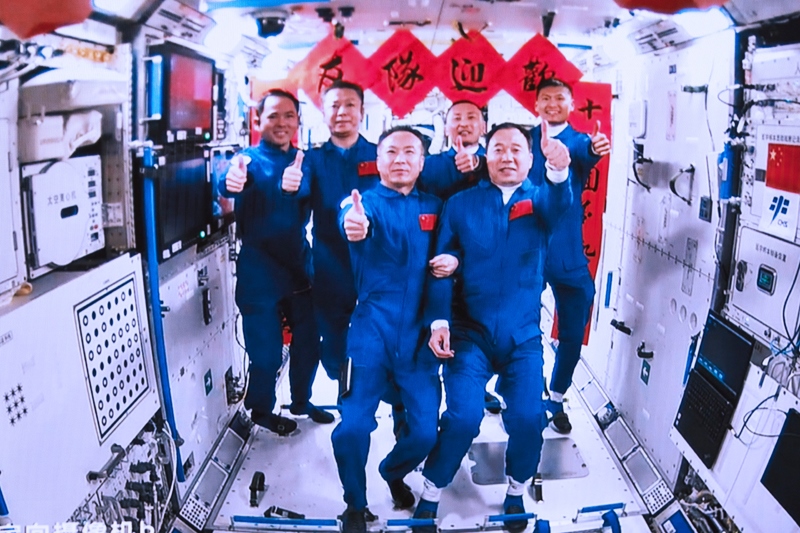 2023年5月30日，神舟十五號航天員乘組與神舟十六號航天員乘組拍下“全家福”的畫面。