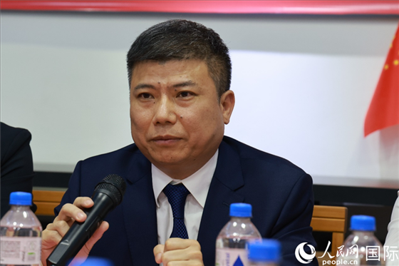 浙江省蘭溪市市委常委柳衛(wèi)東在座談會上致辭。人民網(wǎng)記者 陳海琪攝