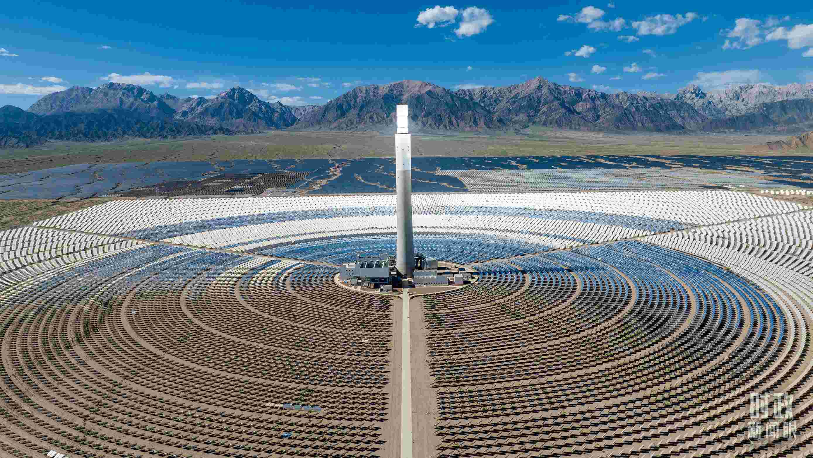 △青海海西德令哈塔式熔鹽儲能光熱發(fā)電廠。（圖/視覺中國）