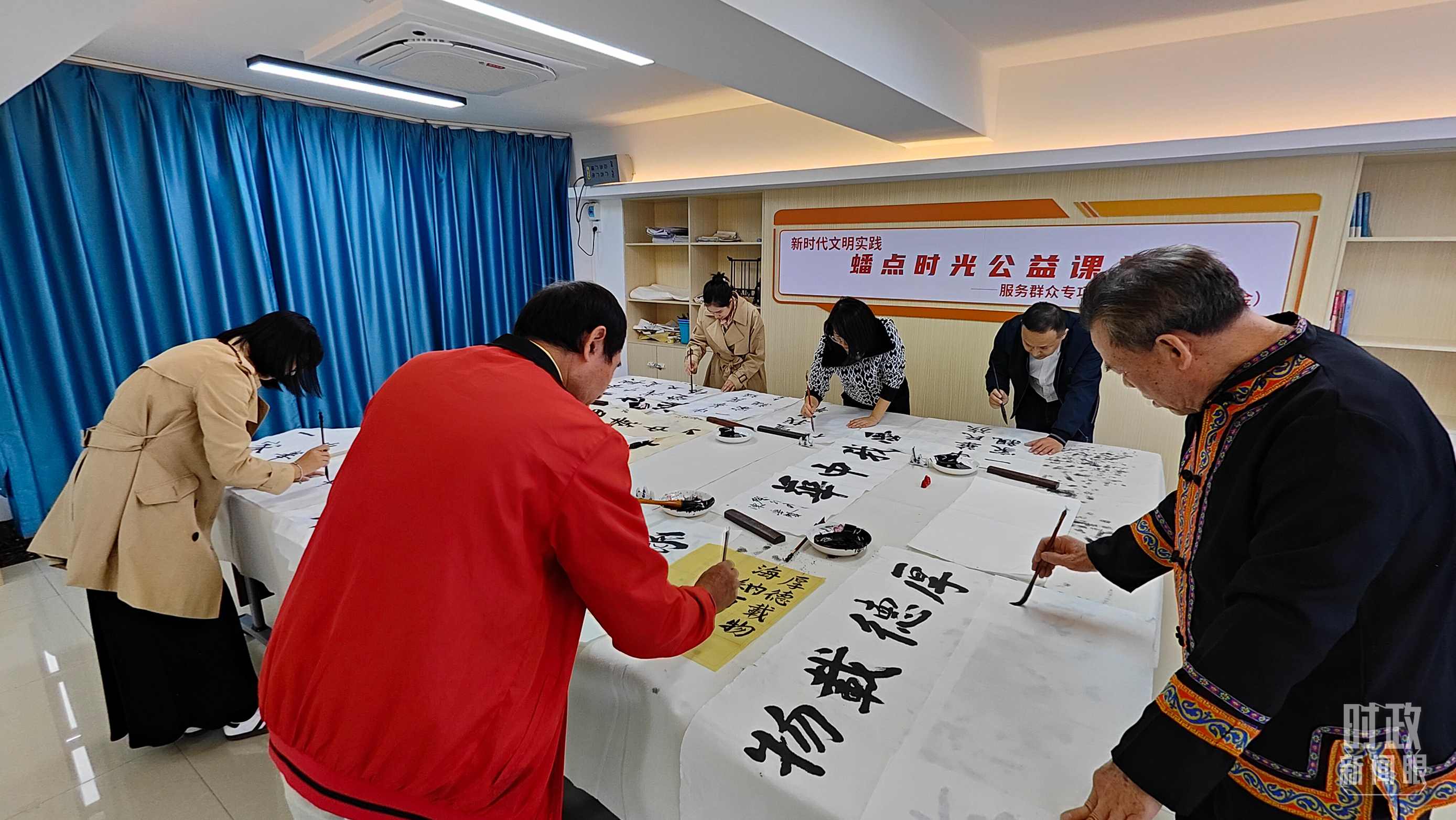 △廣西南寧市多民族社區(qū)——盤龍社區(qū)居民練習(xí)書法。（總臺央視記者楊立峰拍攝）