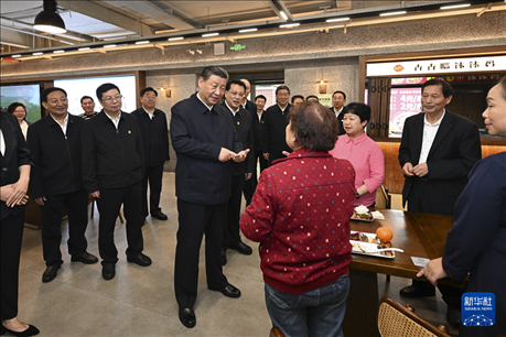 4月22日至24日，中共中央總書(shū)記、國(guó)家主席、中央軍委主席習(xí)近平在重慶考察。這是22日下午，習(xí)近平在九龍坡區(qū)謝家灣街道民主村社區(qū)考察時(shí)，同正在社區(qū)食堂就餐的群眾親切交流。新華社記者 謝環(huán)馳 攝